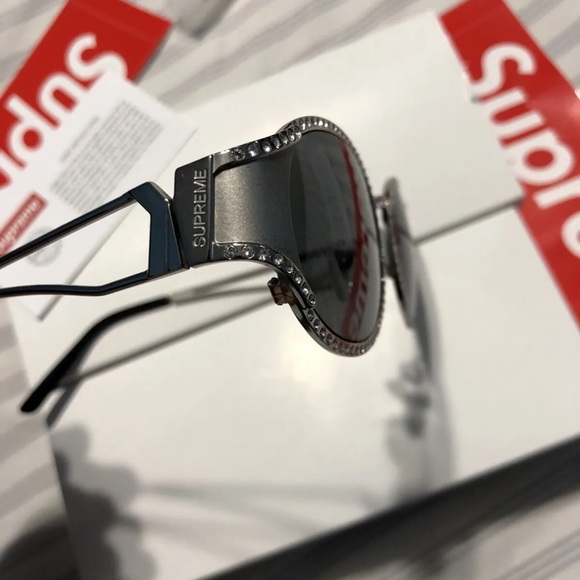 Supreme - Picture 6 of 12